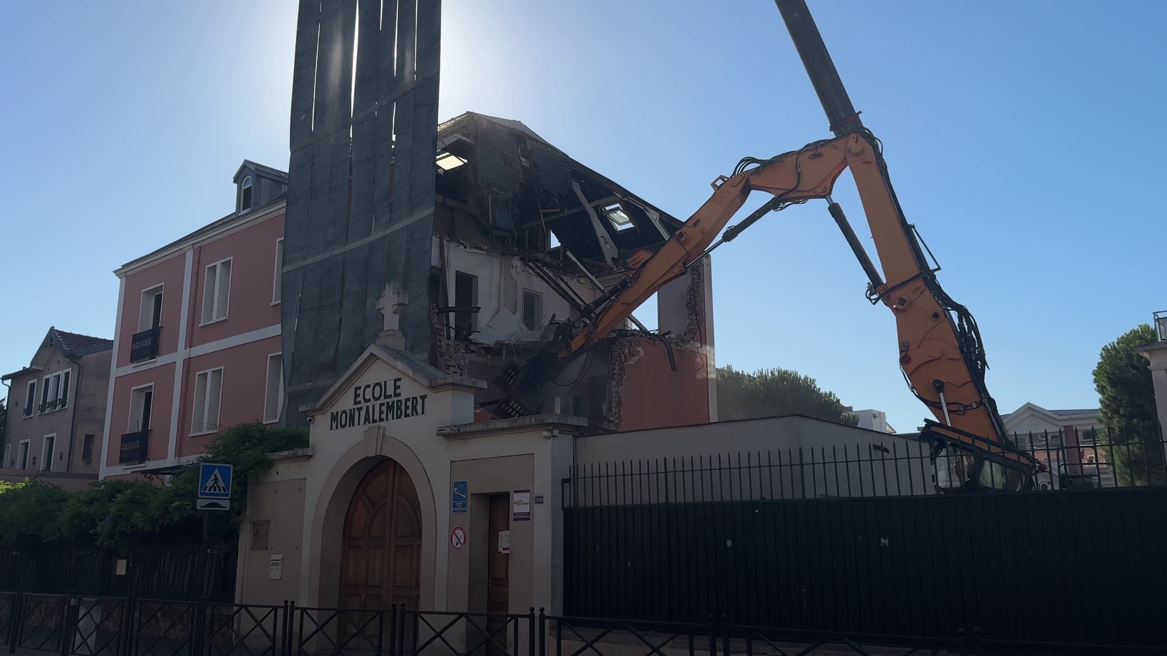 Démolition de l'école Montalembert, vue depuis la rue