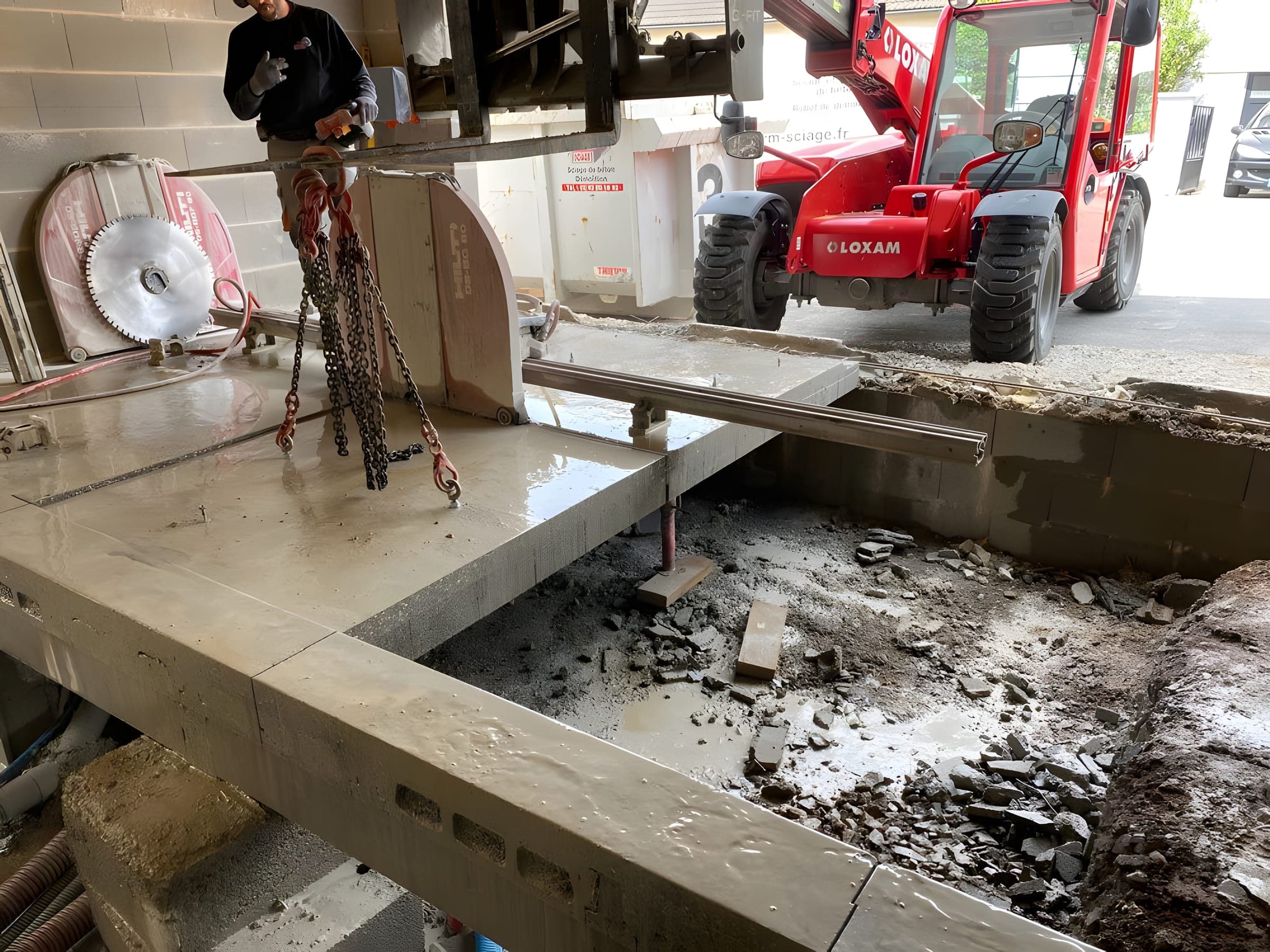 Sciage d'une dalle en béton à la scie circulaire sur rail