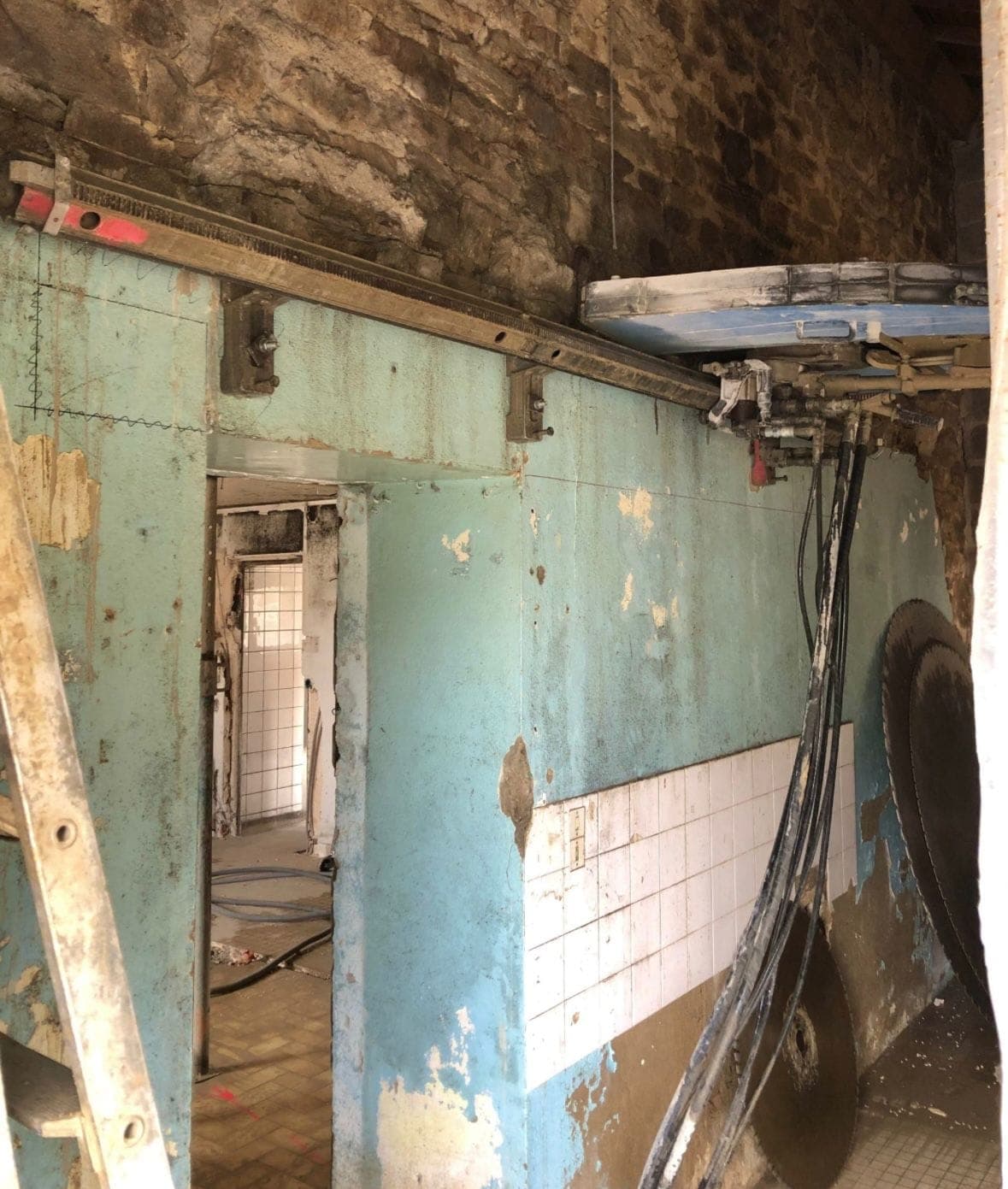 Rail de scie murale fixé sur un mur intérieur à découper